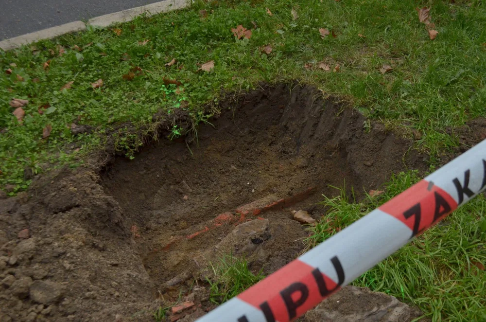Neoznačené kabely v jáme na výsadbu akátů