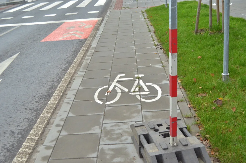 Křižovatka u sv. Gorazda. Značení pro cyklisty zde působí zmatečně.