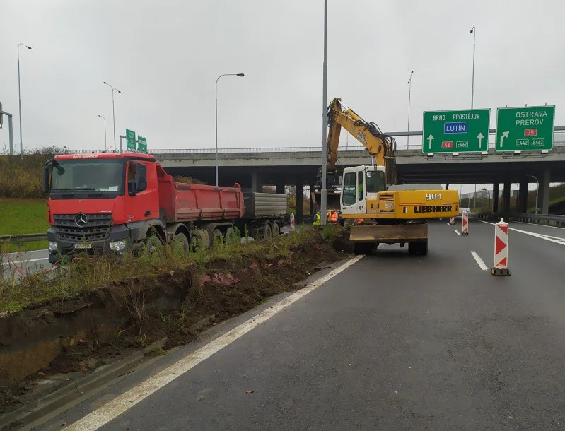 Na dálnici D46 před Olomoucí budou nová svodidla. Omezení potrvá do konce roku