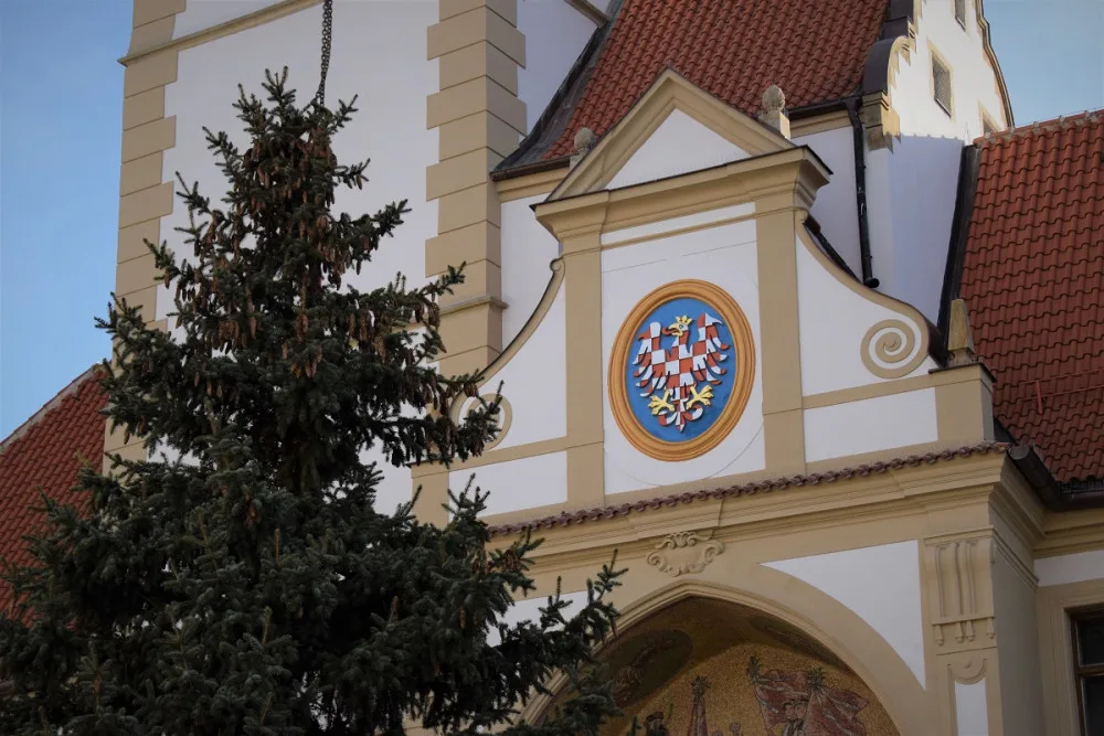 FOTO/VIDEO: Na olomouckém Horním náměstí již stojí vánoční stromeček. Jak se vám líbí?