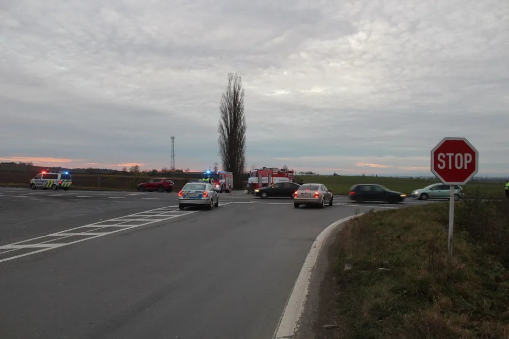 Nerespektoval stopku a srazil se s autem jedoucím od Olomouce. Jeho řidička se vážně zranila