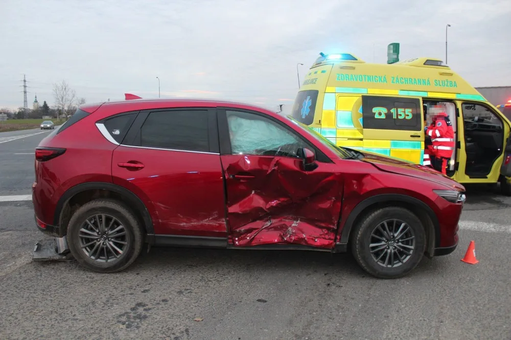 Nerespektoval stopku a srazil se s autem jedoucím od Olomouce. Jeho řidička se vážně zranila