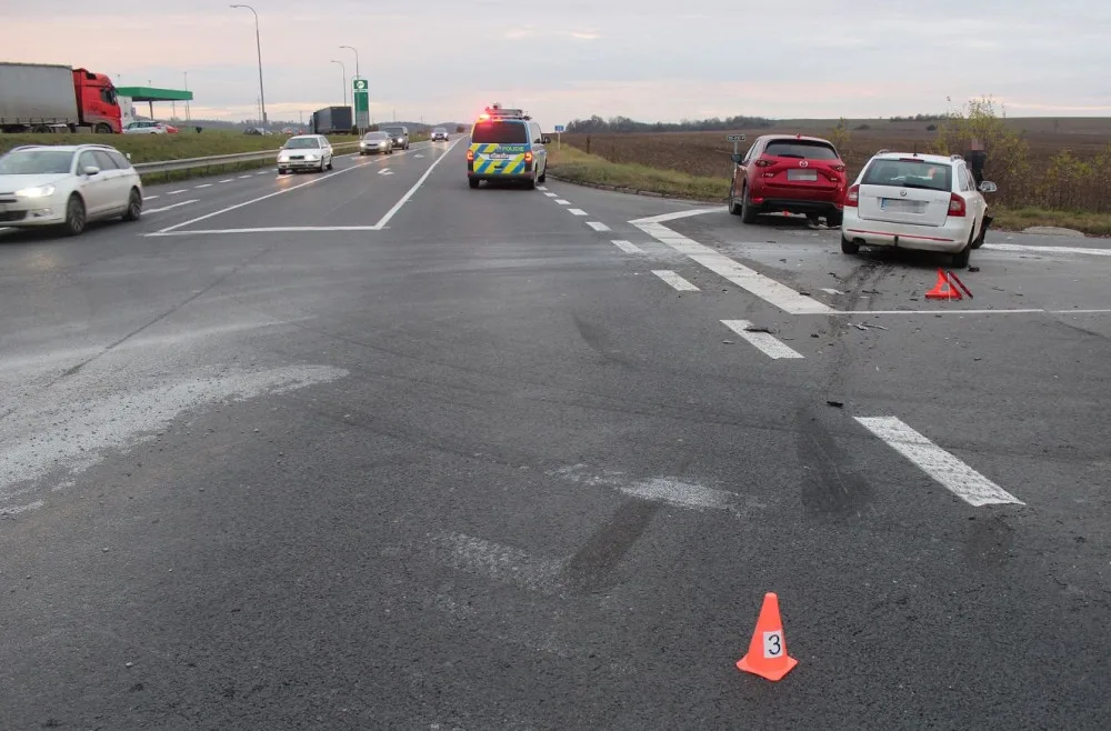 Nerespektoval stopku a srazil se s autem jedoucím od Olomouce. Jeho řidička se vážně zranila