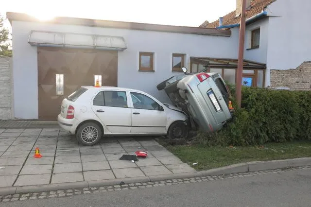 Nehoda vypadá děsivě, ale nikdo se při ní naštěstí nezranil.