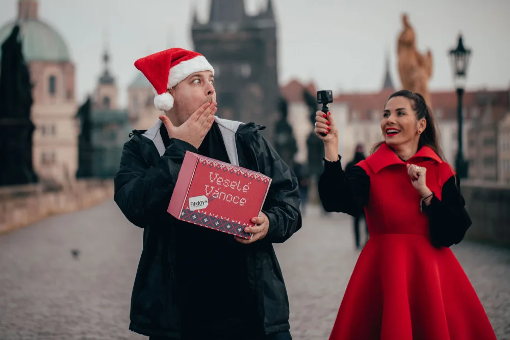 Ambasadoři charitativní sbírky herečka Eva Decastelo a youtuber Stejk.