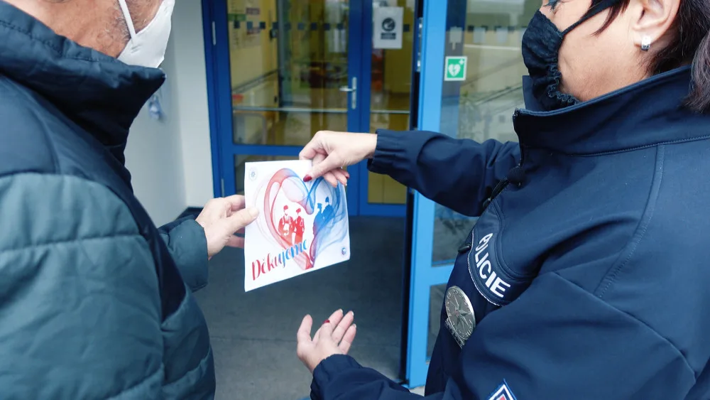 Policisté koupí vánoční hvězdy potěšili seniory a podpořili dětské oddělení FN Olomouc