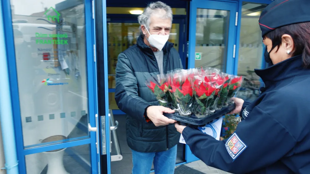 Policisté koupí vánoční hvězdy potěšili seniory a podpořili dětské oddělení FN Olomouc