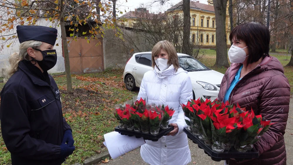 Policisté koupí vánoční hvězdy potěšili seniory a podpořili dětské oddělení FN Olomouc