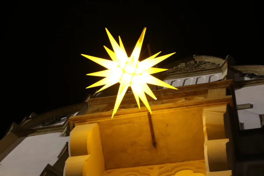 FOTO/VIDEO: Na olomouckém Horním náměstí se rozsvítil vánoční stromeček. Dostal jméno Naděje
