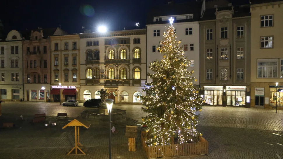 FOTO/VIDEO: Na olomouckém Horním náměstí se rozsvítil vánoční stromeček. Dostal jméno Naděje