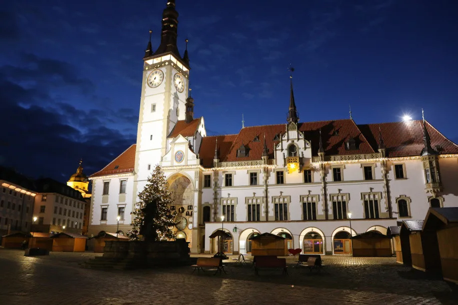 FOTO/VIDEO: Na olomouckém Horním náměstí se rozsvítil vánoční stromeček. Dostal jméno Naděje