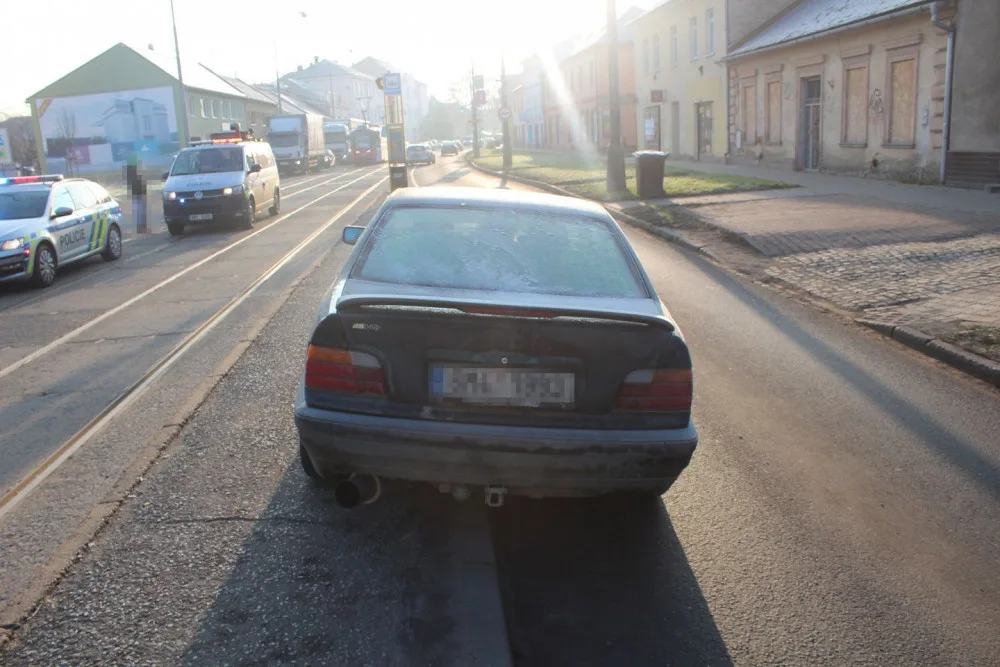 Řidič BMW nezvládl v rychlosti projet křižovatku v Hodolanech a na nástupním ostrůvku srazil seniora