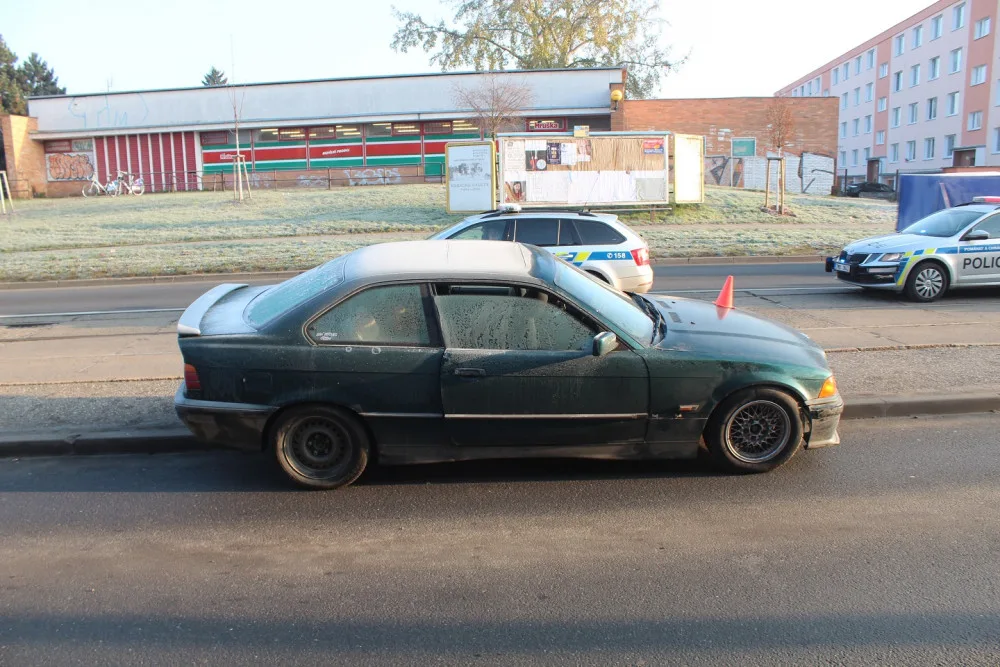Řidič BMW nezvládl v rychlosti projet křižovatku v Hodolanech a na nástupním ostrůvku srazil seniora