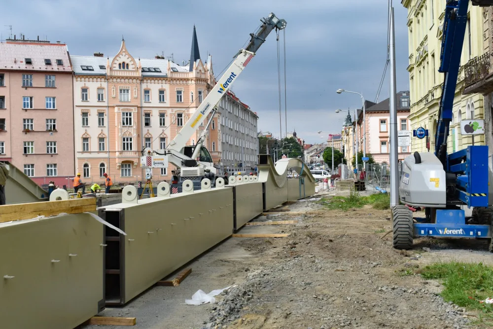 Stavaři nad řeku Moravu na Masarykově třídě v Olomouci nasunou most vážící 300 tun