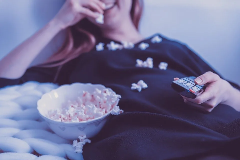 Lidé podle průzkumu tráví u televize mnohem více času, filmové pirátství vzrostlo o 300 procent
