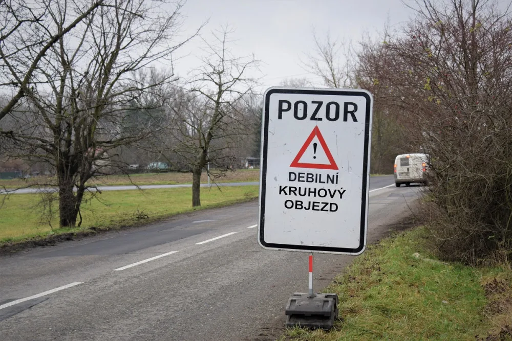 FOTO: V Hejčíně vznikl nový kruhový objezd. Značka na něj upozorňuje svérázným způsobem