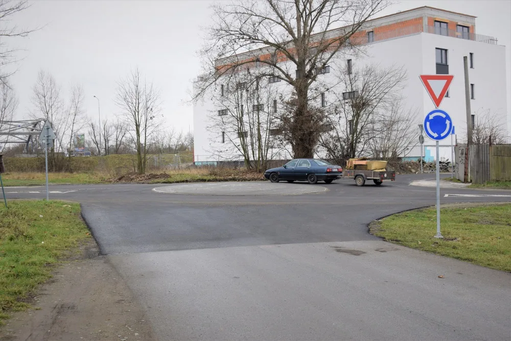 FOTO: V Hejčíně vznikl nový kruhový objezd. Značka na něj upozorňuje svérázným způsobem