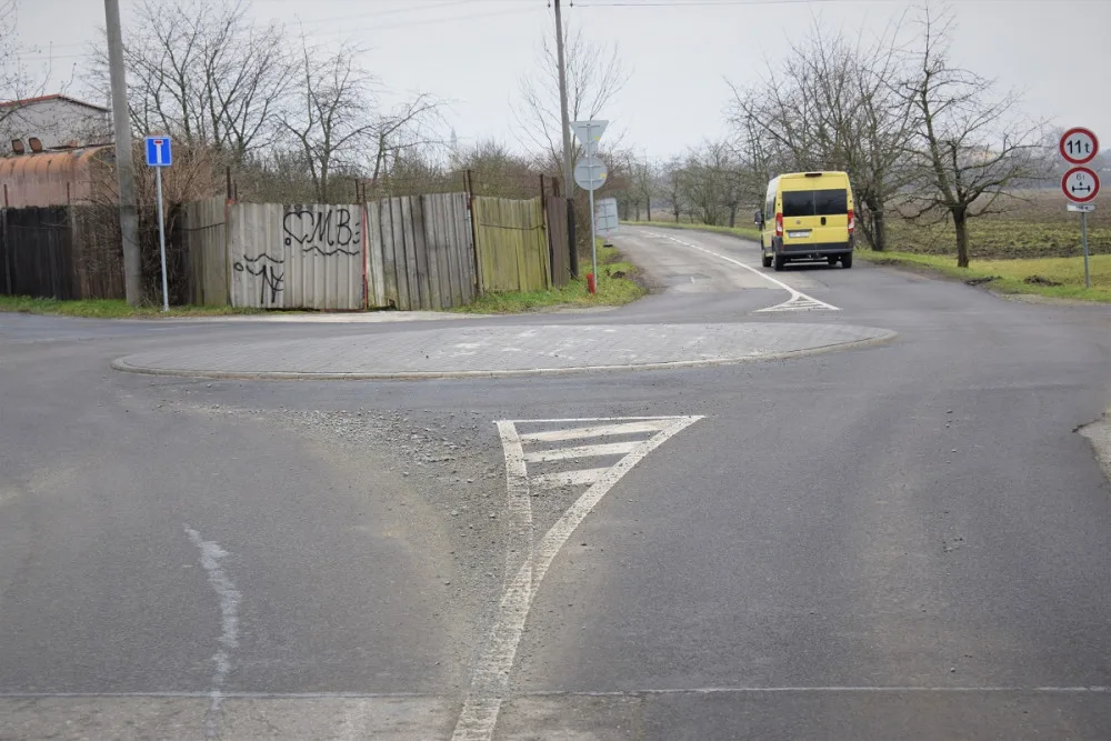 FOTO: V Hejčíně vznikl nový kruhový objezd. Značka na něj upozorňuje svérázným způsobem