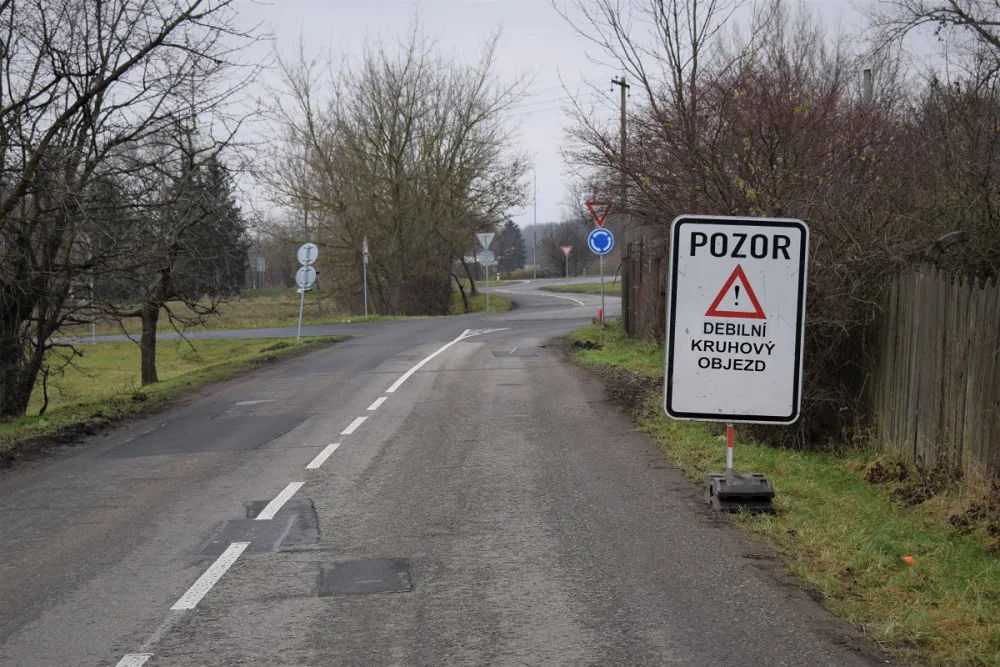 FOTO: V Hejčíně vznikl nový kruhový objezd. Značka na něj upozorňuje svérázným způsobem