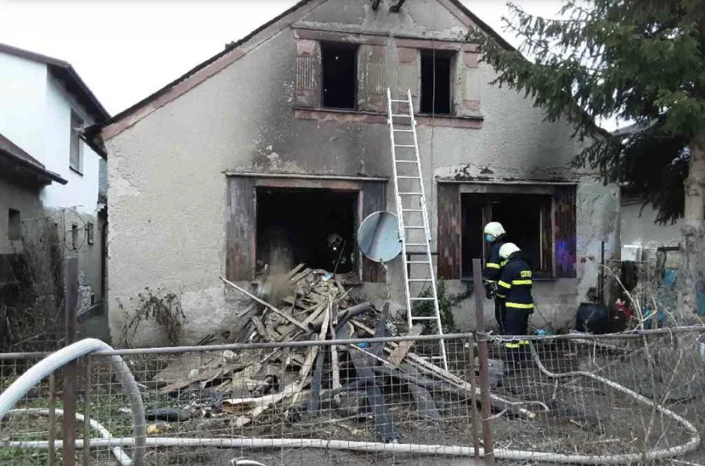 V Bohuslavicích na Šumpersku hořel dům. Hasiči z něj vytáhli popáleného muže