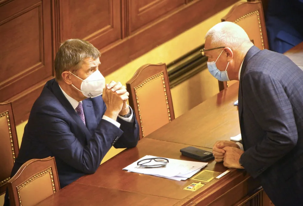 ANO i ČSSD ustoupily komunistům. Rozpočet byl schválen. Podepíše ho Zeman?