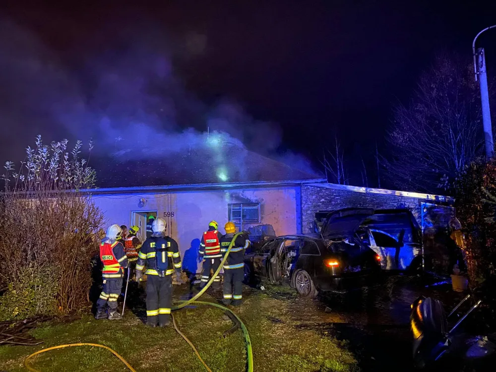 V Dolanech v noci na neděli došlo k autonehodě a následnému požáru domu