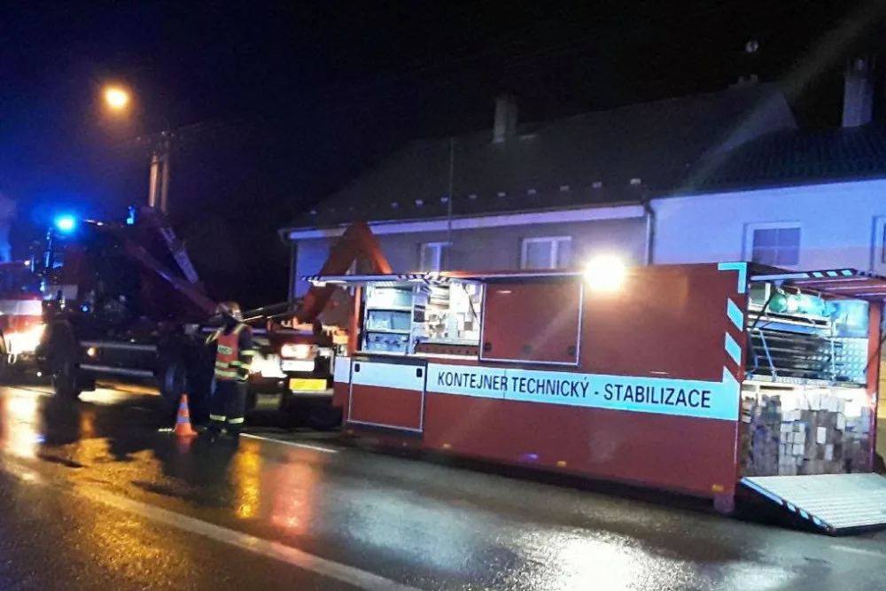 V Dolanech v noci na neděli došlo k autonehodě a následnému požáru domu, dva zranění