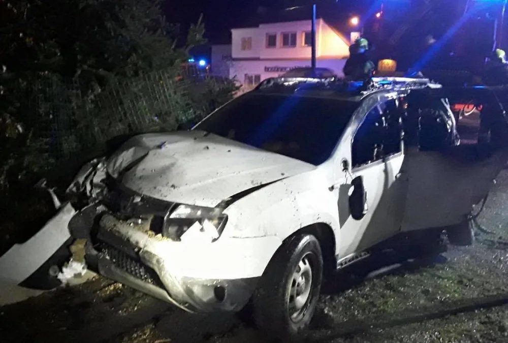 V Dolanech v noci na neděli došlo k autonehodě a následnému požáru domu, dva zranění
