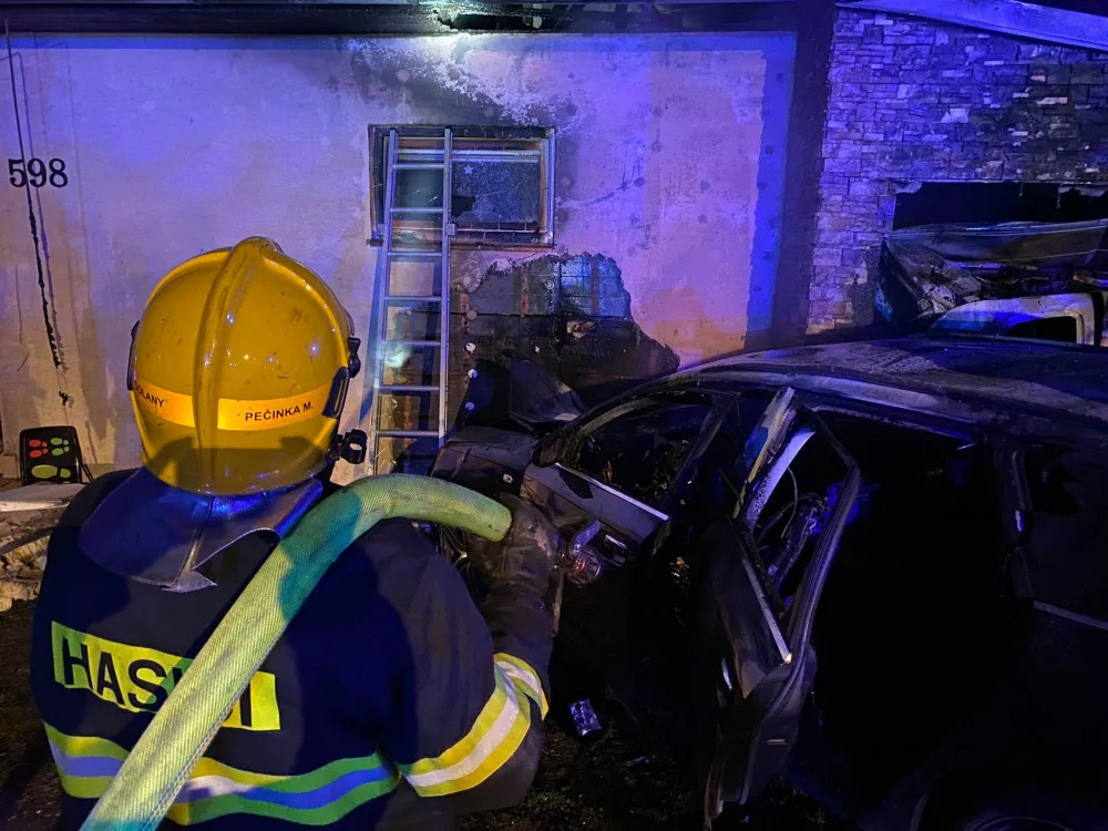 V Dolanech v noci na neděli došlo k autonehodě a následnému požáru domu, dva zranění