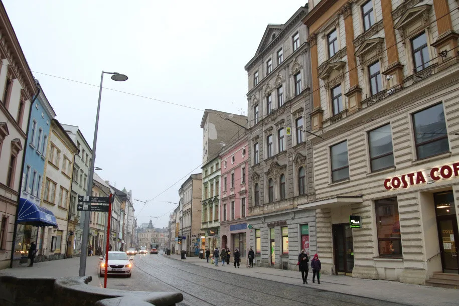 Ulice 8. května je opět v provozu. Stává se z ní napůl pěší zóna