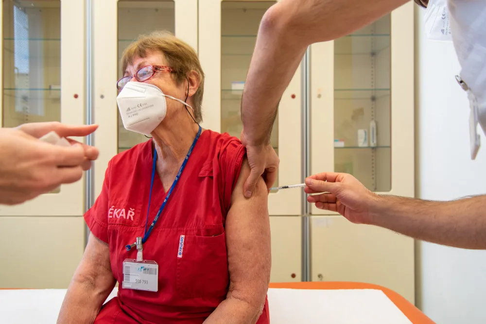 FOTO: Očkování zdravotníků ve FN Olomouc začalo. Vakcína je jediná naděje, říká doktor