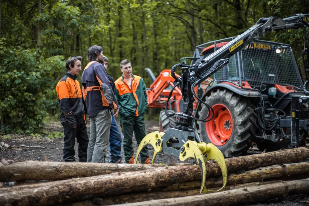 Odborná výuka, řidičské průkazy i kurzy. SOŠ lesnická a strojírenská Šternberk nabízí osm oborů