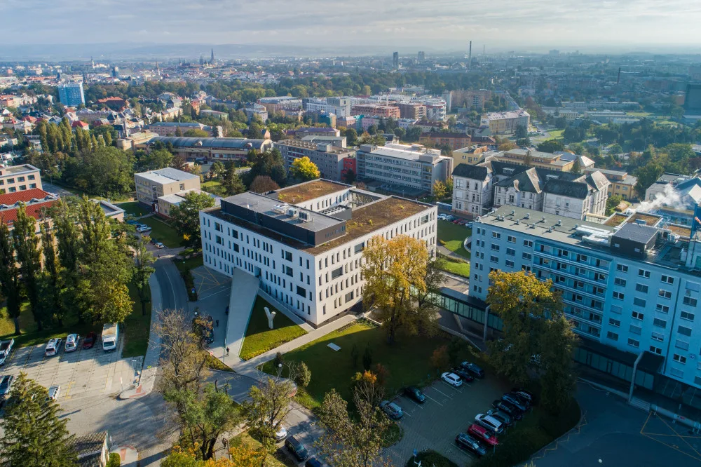Obyvatelé ulic okolo FNOL mohou žádat o parkovací místa zdarma v areálu nemocnice