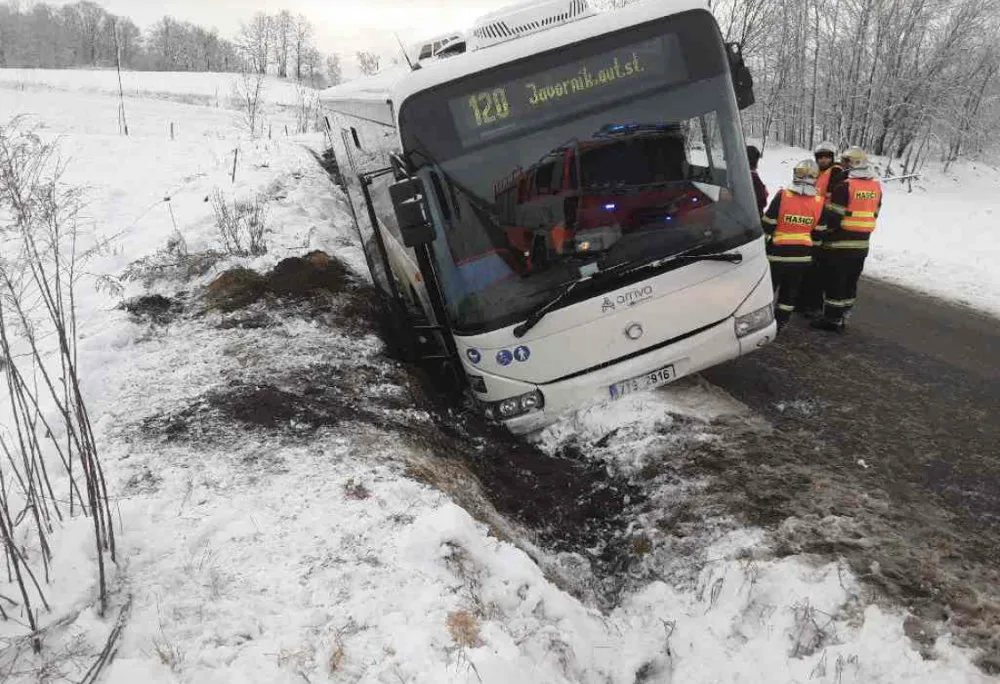 Cestujícím z havarovaného autobusu museli ven pomáhat hasiči
