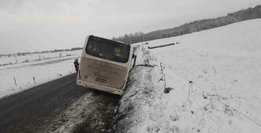 Cestujícím z havarovaného autobusu museli ven pomáhat hasiči