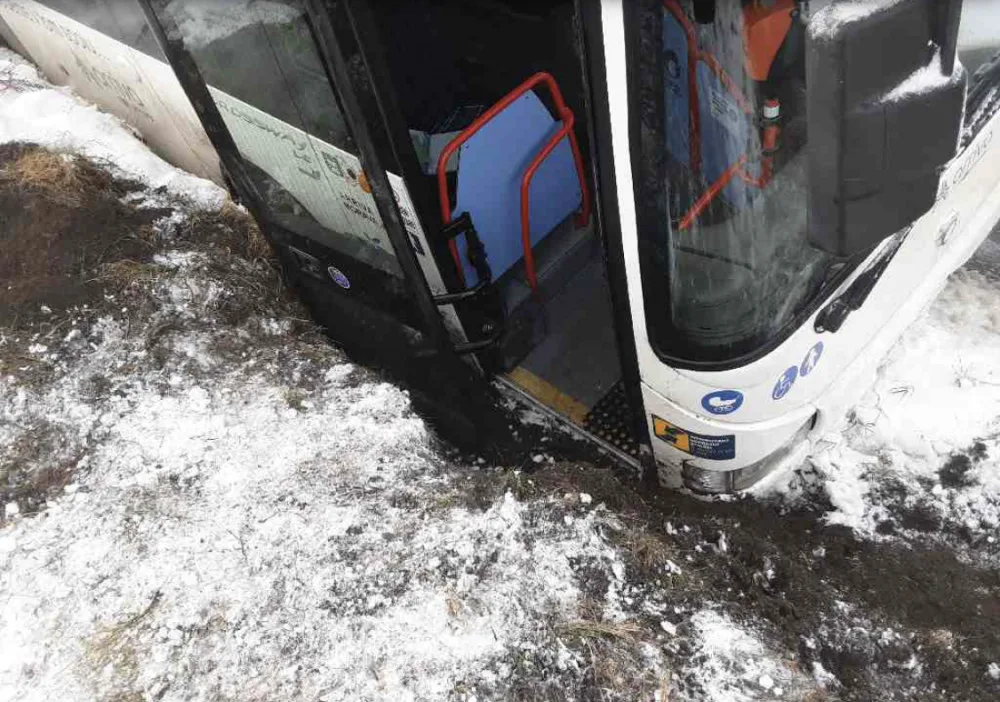 Cestujícím z havarovaného autobusu museli ven pomáhat hasiči