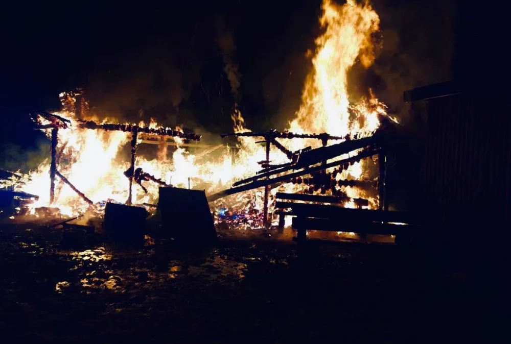 FOTO: Hasiči zasahovali v noci u většího požáru dřevostavby. Škoda? Přes 400 tisíc