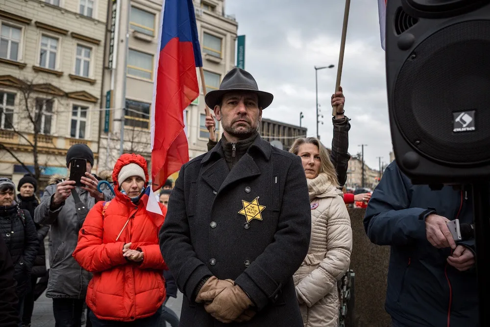 size4-16102264259106-2-davidova-hvezda-jako-symbol-nesouhlasu-s-ockovanim-nepochopitelne-shoduji-se-politici-i-zidovska-obe