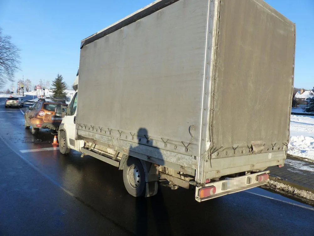 FOTO: Včas nedobrzdil a způsobil vysokou škodu i na dalších autech. Policie apeluje na řidiče