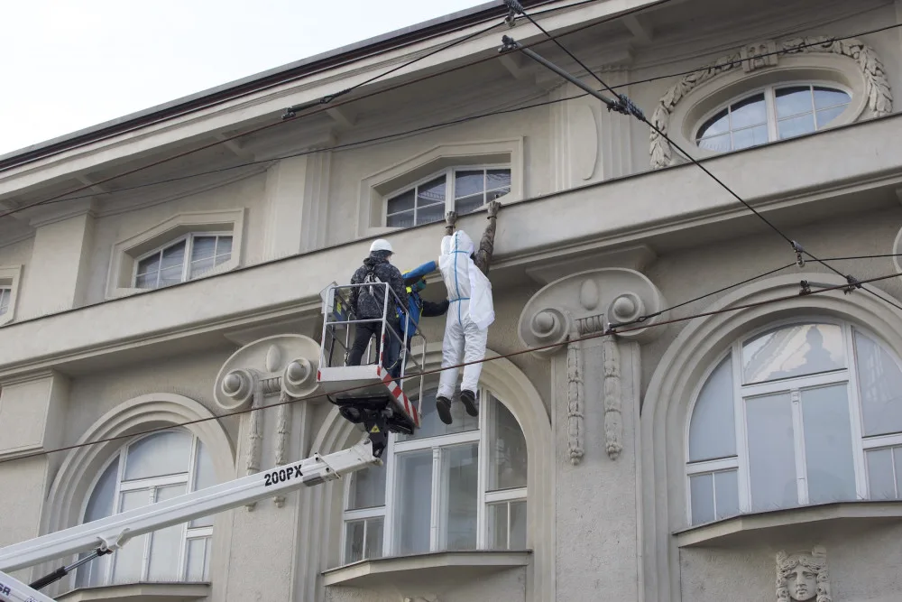 FOTO/VIDEO: Sochu Lupiče obléklo muzeum do antikovidového oblečku. Ten má dvojí význam