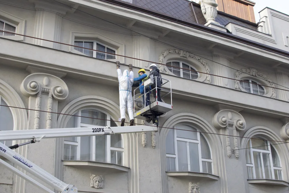 FOTO/VIDEO: Sochu Lupiče obléklo muzeum do antikovidového oblečku. Ten má dvojí význam