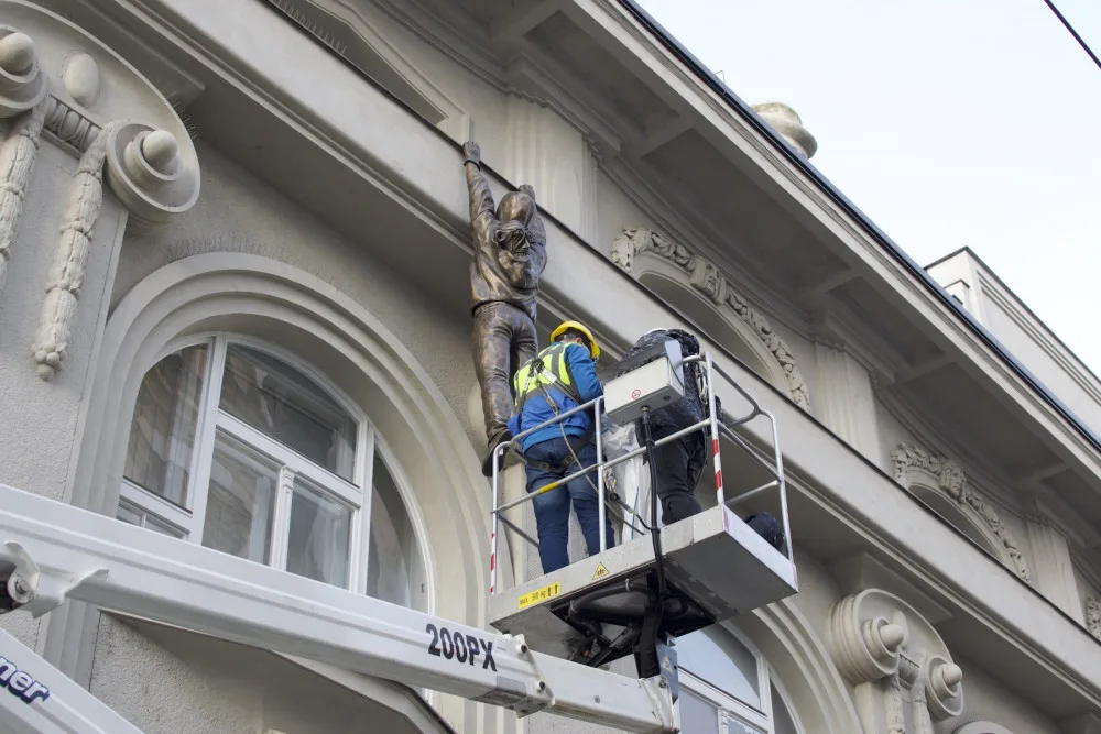 FOTO/VIDEO: Sochu Lupiče obléklo muzeum do antikovidového oblečku. Ten má dvojí význam