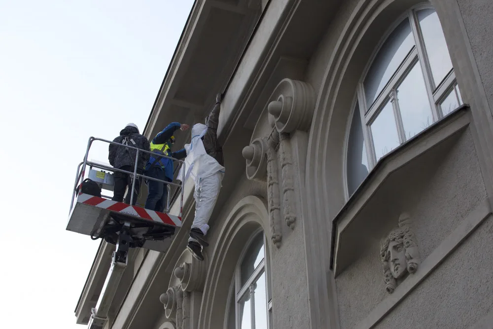FOTO/VIDEO: Sochu Lupiče obléklo muzeum do antikovidového oblečku. Ten má dvojí význam