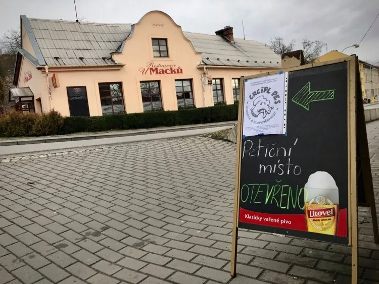 Restaurace U Macků na Svatém Kopečku v sobotu otevřela návštěvníkům. Majitel se připojil k iniciativě Chcípl PES
