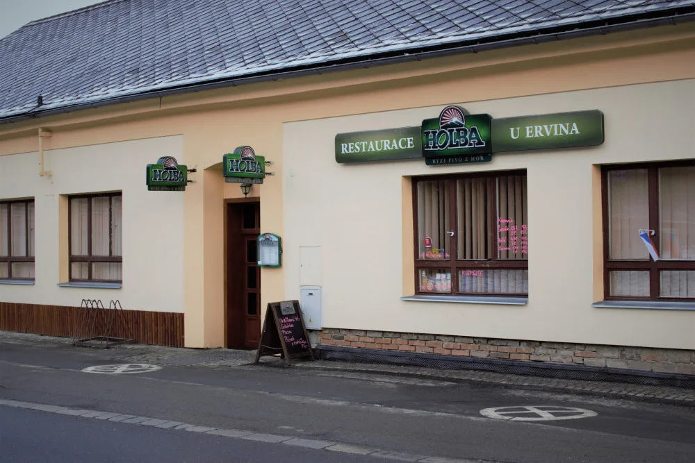 VIDEO: Otevřenou restauraci o víkendu několikrát navštívila policie. Provozovatel přesto zavřít nehodlá