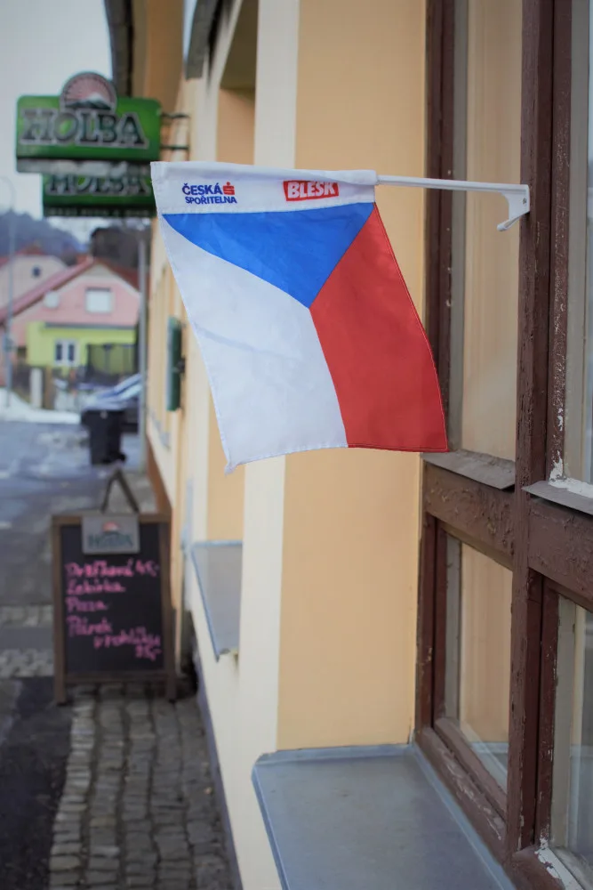 VIDEO: Otevřenou restauraci o víkendu několikrát navštívila policie. Provozovatel přesto zavřít nehodlá