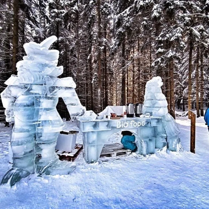 Ski areál Kopřivná zdobí obří sochy vyrobené z desítek tun ledu.