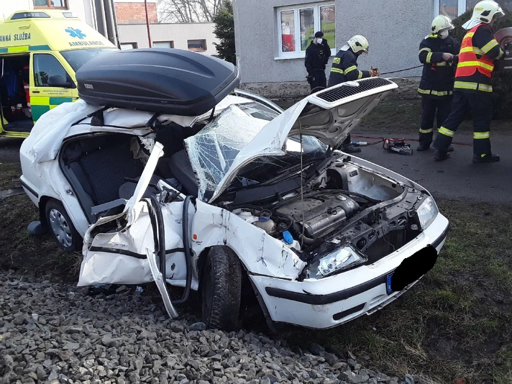 Při srážce vlaku a auta se na Prostějovsku zranili čtyři lidé.