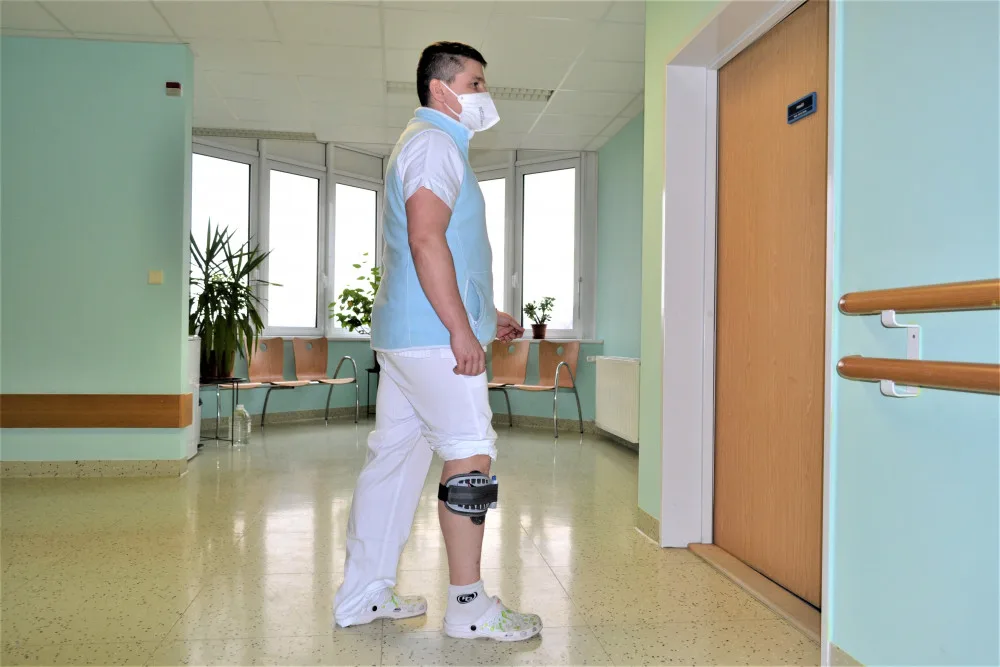 Rehabilitační pomůcku využívá pan doktor Marek Bilik i při práci v prostějovské nemocnici