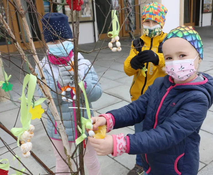 Centrum Olomouce zdobí obří kraslice. Velikonoce komplikuje pandemie